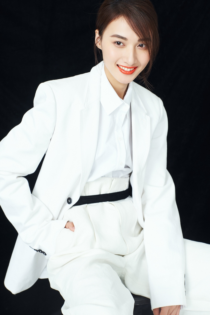 冯文娟《无双》破十亿佳绩 白色西装可甜可盐