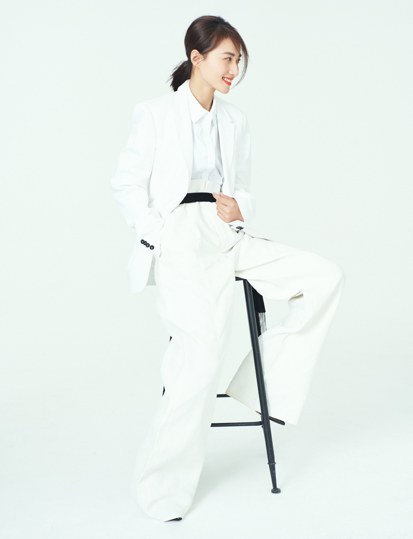 冯文娟《无双》破十亿佳绩 白色西装可甜可盐