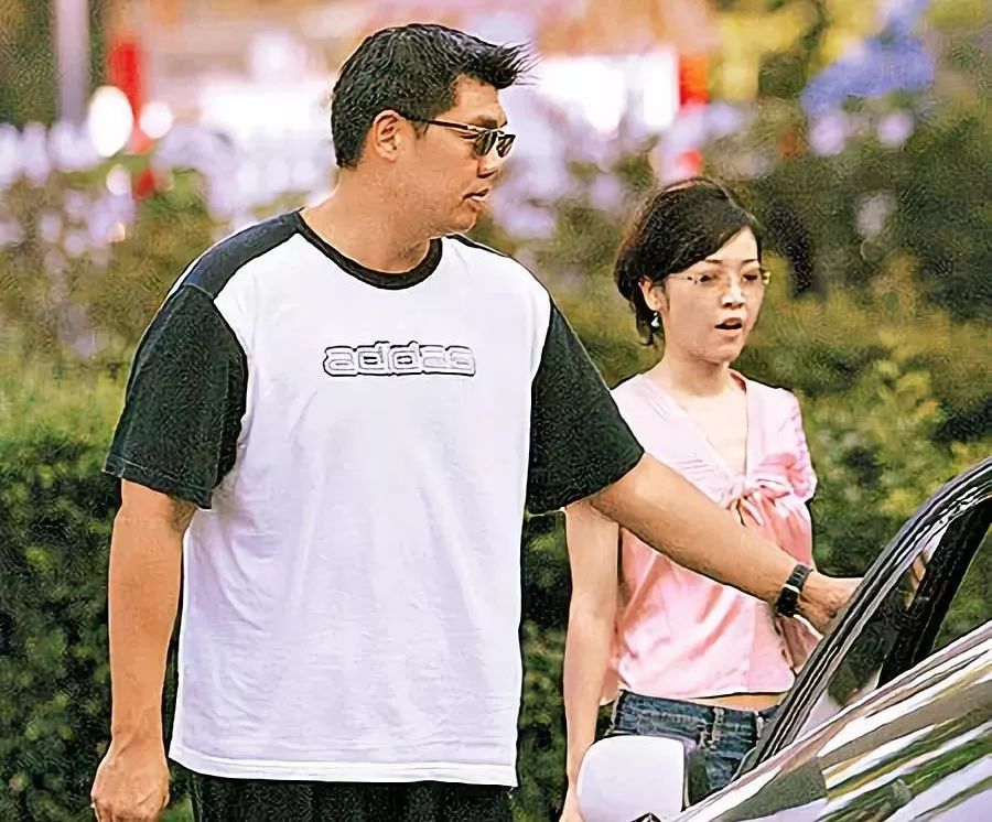 2004年6月侯佩岑被拍到和连胜文在车内亲吻从而曝光了恋情