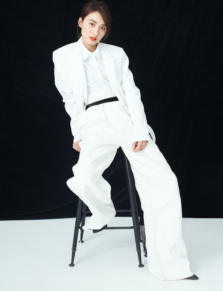 冯文娟《无双》破十亿佳绩 白色西装可甜可盐