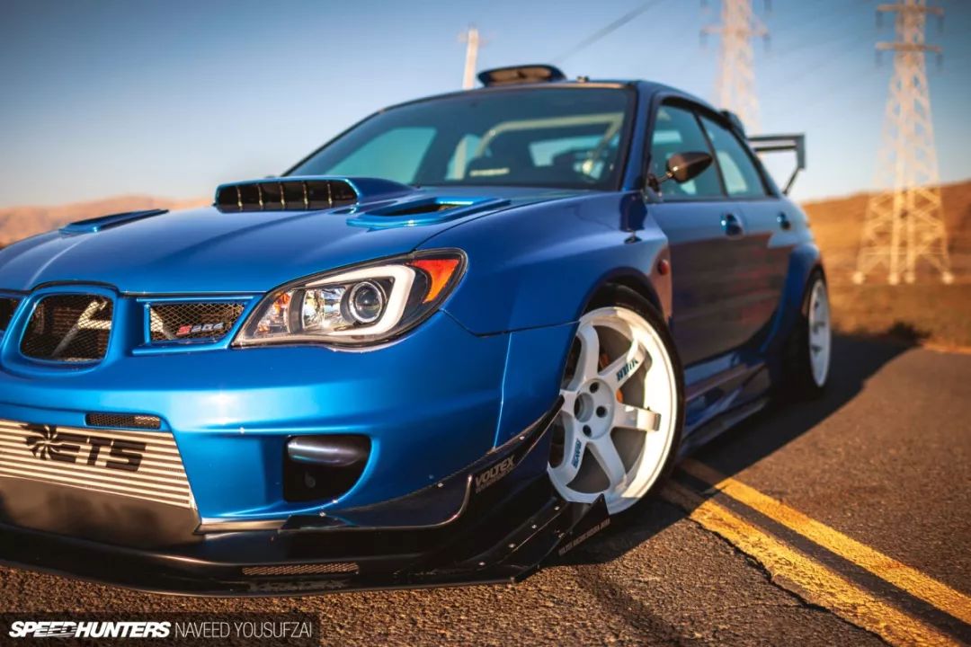 有人说这只白色的te37实在是暴露审美,这个我觉得还好,不过头灯就不能