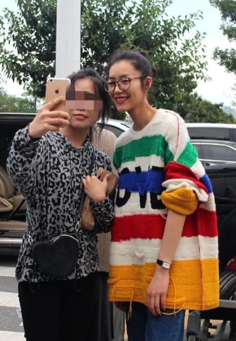 刘雯侧面瘦成纸片人，职业模特跟跟业余模特还是有区别的__凤凰网