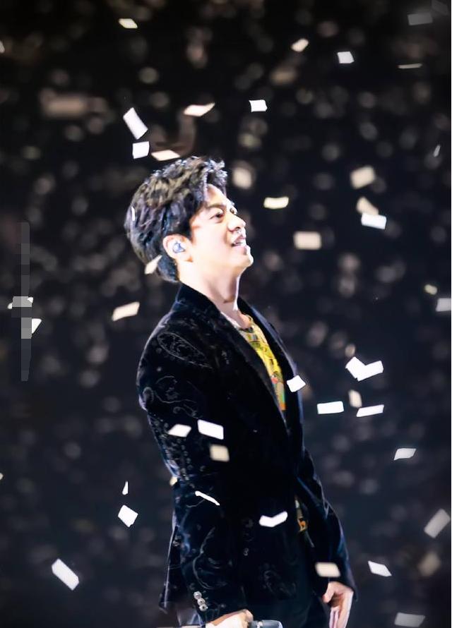 李健2018演唱会剧照,你还是那个如诗如画的李健,笑得如此的从容