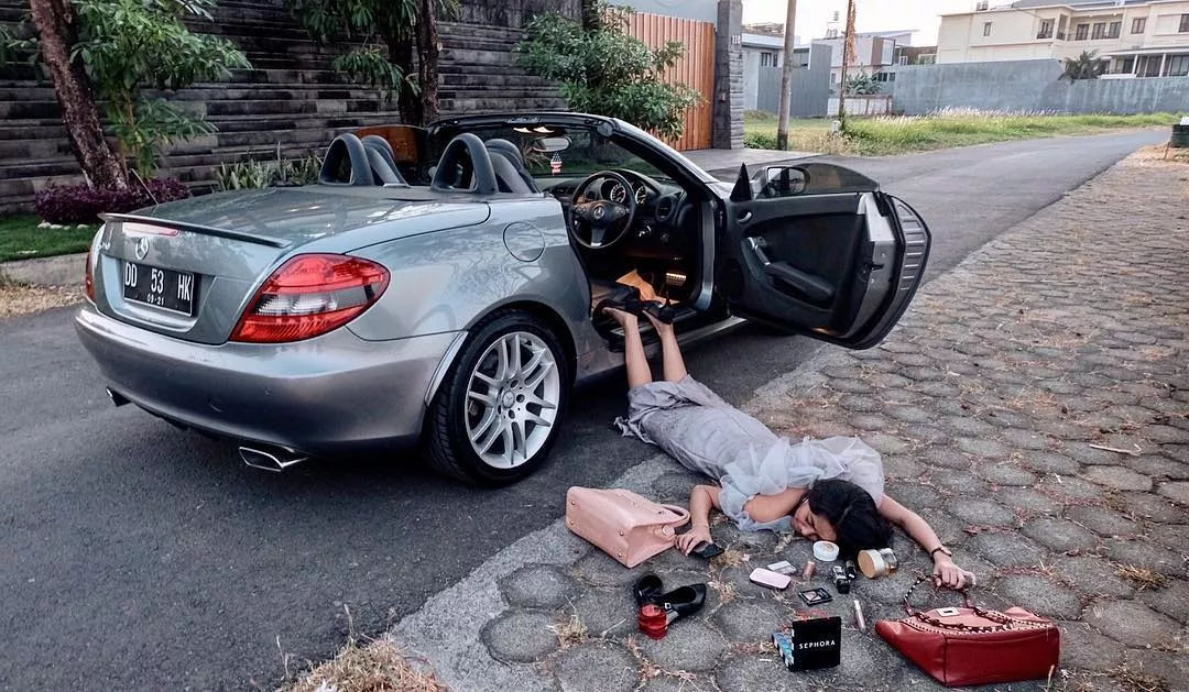 一张照片几个亿,ins最新流行"炫富摔"的正确打开方式