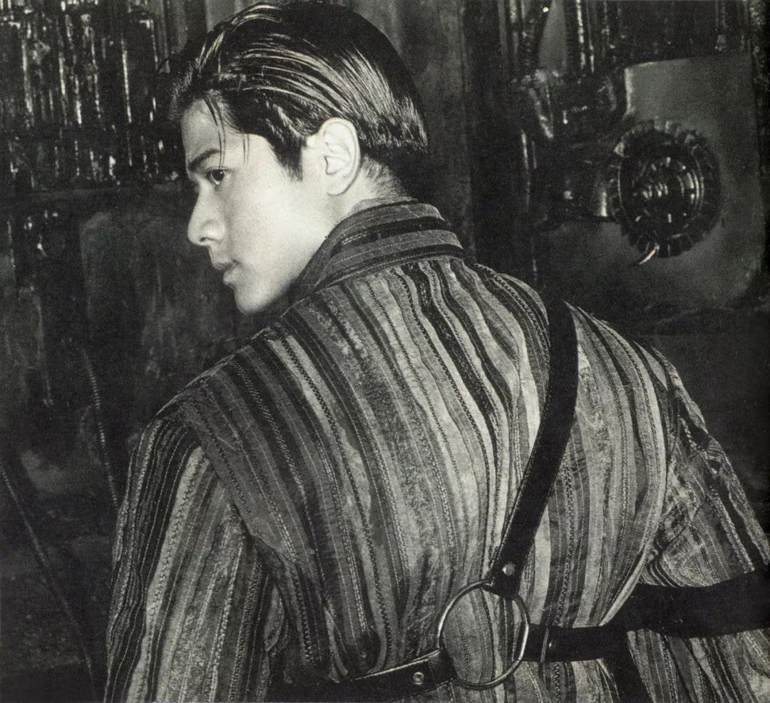 最近微博被郭富城1991年出演的电影 《银狐》中的剧照刷了屏 剧中他