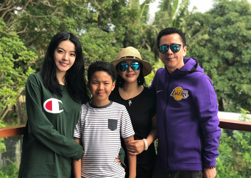 比起和朋友们合照时的网红范儿,家人镜头下的王文也明显要乖巧可爱的