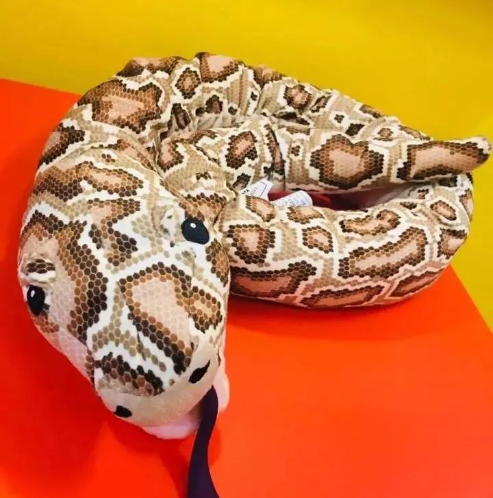 这个蛇其实也是宜家的网红之一,如果你在毛绒区呆一个小时,你会看见源