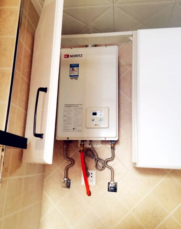 还有最后一种方法遮挡,订制橱柜的时候留一个位置放置热水器,就不用