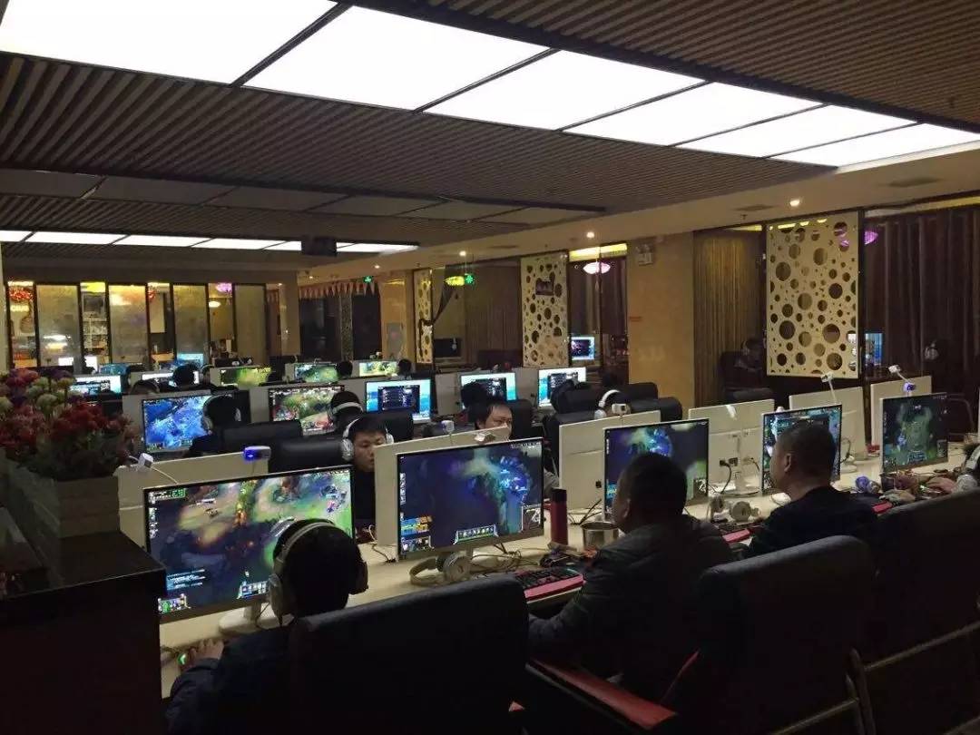 真乃神人某男子创下当地网吧的连续上网记录