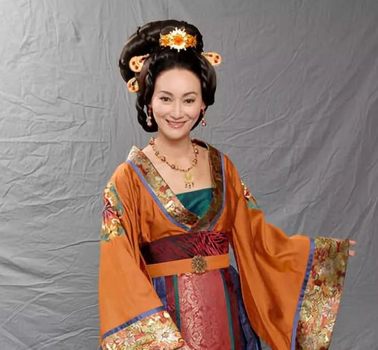 《公主嫁到》中的韦贵妃等.