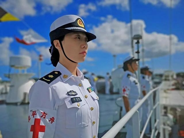 我军万吨巨舰挺进美国后院,国际社会一致叫好,美舰见了也得敬礼