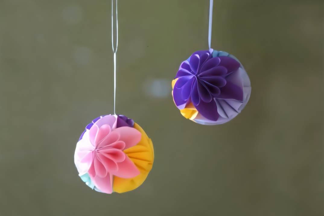 他用彩纸折了一个简易的花球风铃好漂亮