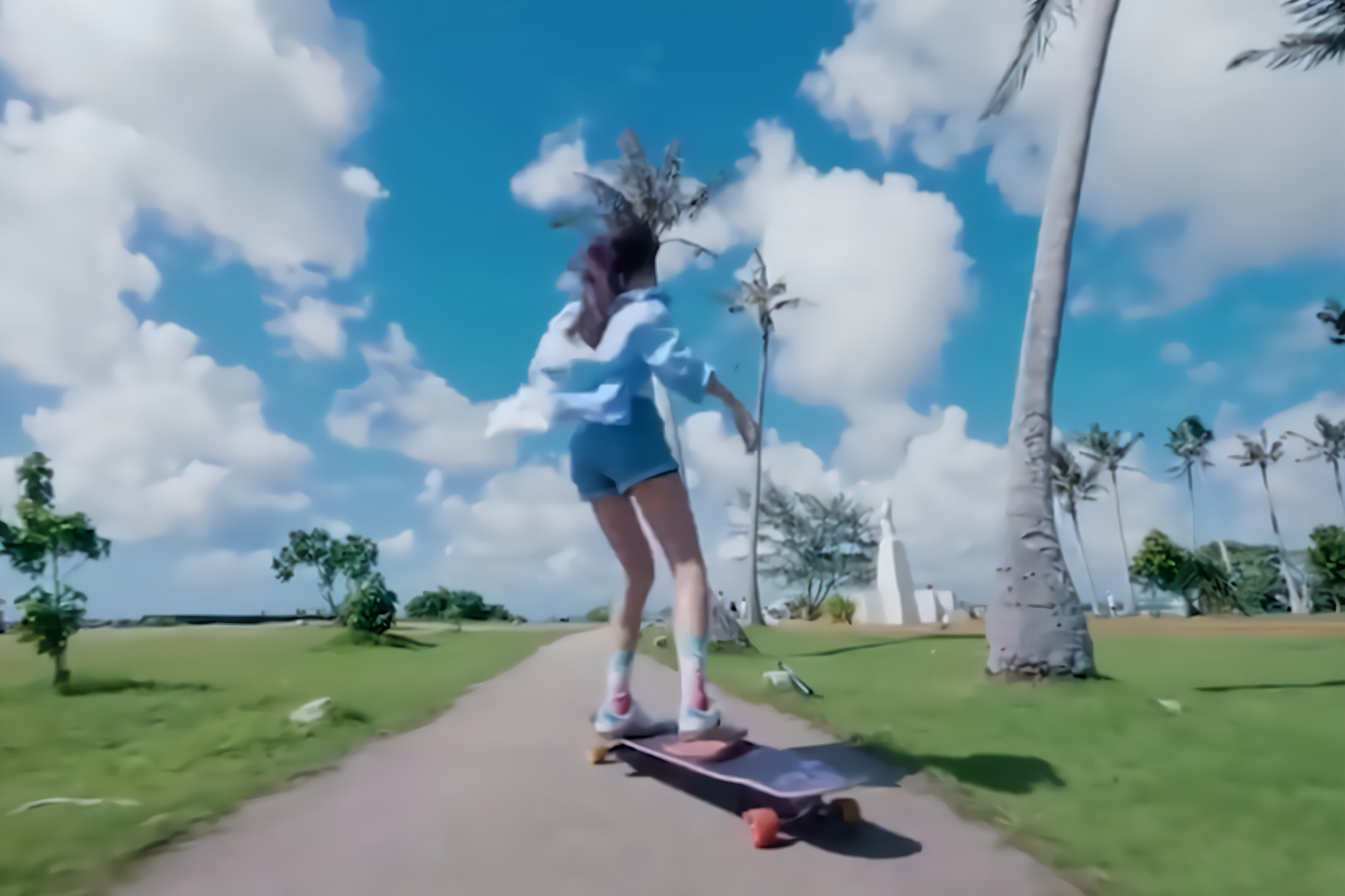 长板女孩滑板姿势太美,网友:想当那块长板!