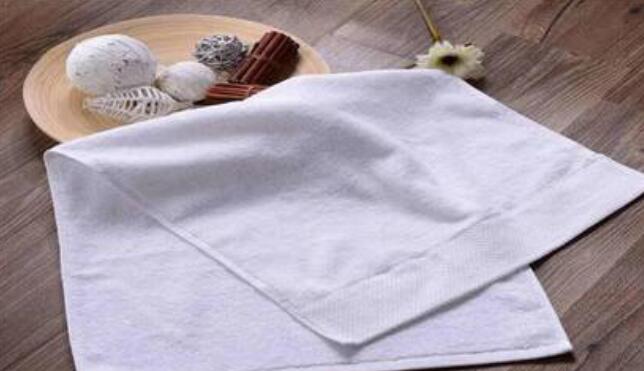 把毛巾放置在沸腾的热水中,并用洗衣液浸泡.浸泡十分钟后,用清水洗净.