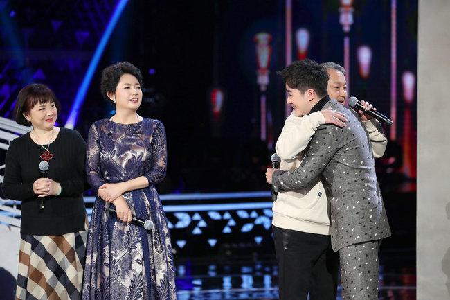 当时的陈力是一名普通的女工,因其嗓音符合王立平对音乐的要求,所以才