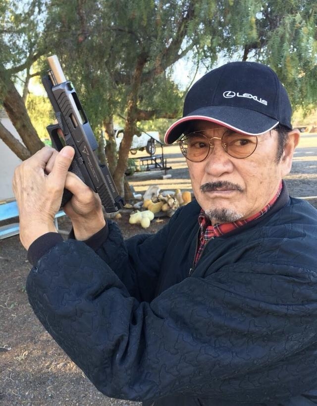 79岁日本男星雄霸和25岁女友旧情复燃连儿子都不敢信