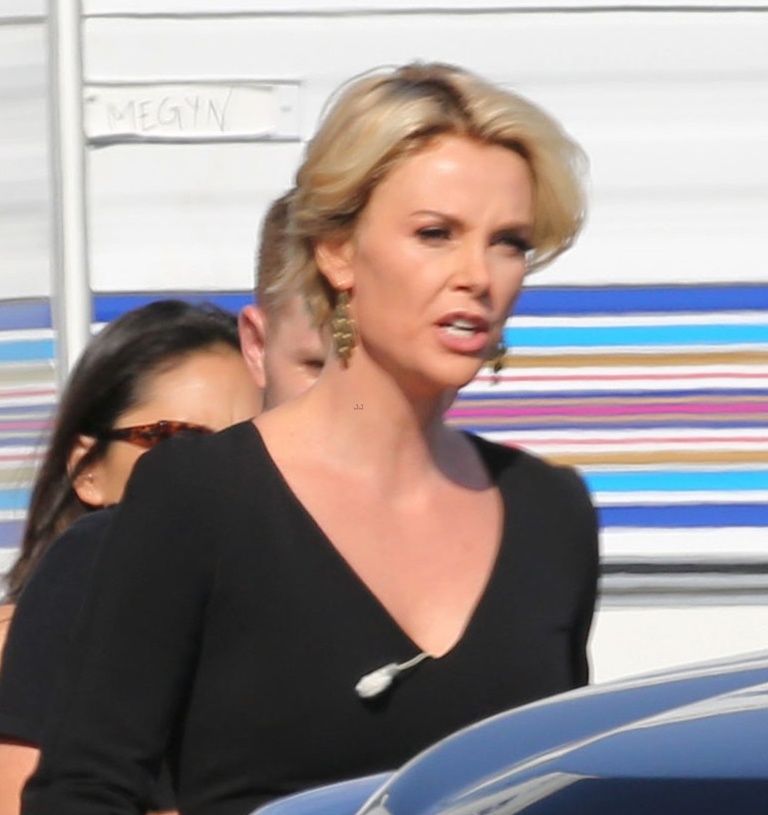 看完查理兹·塞隆的新扮相,更加期待她跟妮可·基德曼的对手戏了