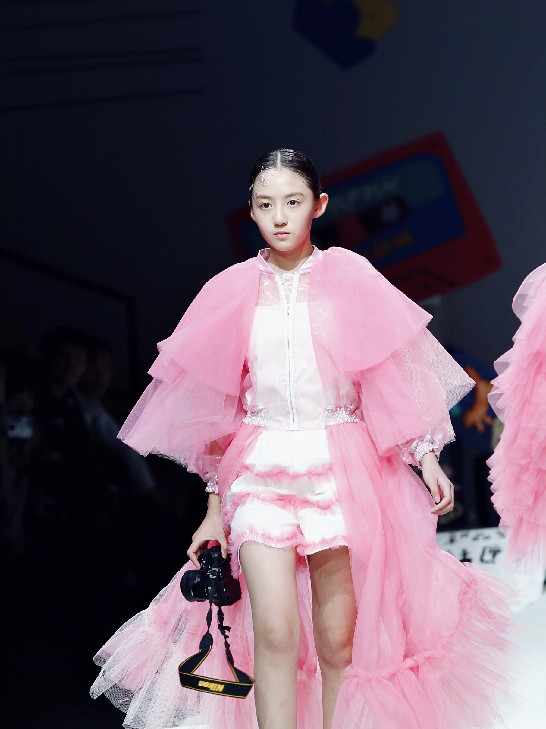 11岁小演员张格时装周走秀气场十足引人侧目