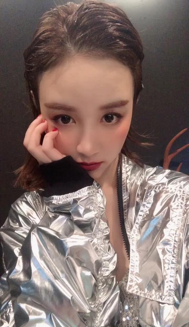 雪梨和老公在韩国街道浪漫散步,打扮时尚如韩剧现场