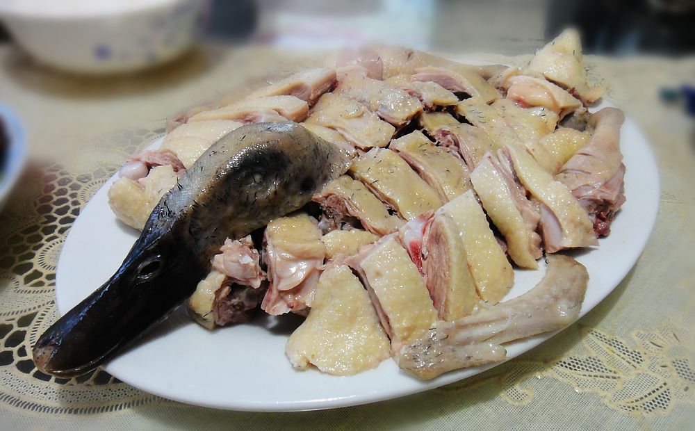 白切柠檬鸭和生炒柠檬鸭所用的配料基本相同,但是不一样的烹调方法