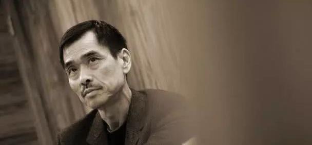 在司徒玉莲十八岁的时候,父亲因为欠下大笔的赌债,司徒玉莲为了父亲