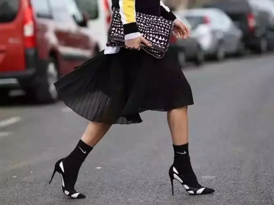 你还在露脚踝卷裤脚露袜子才是18年最流行
