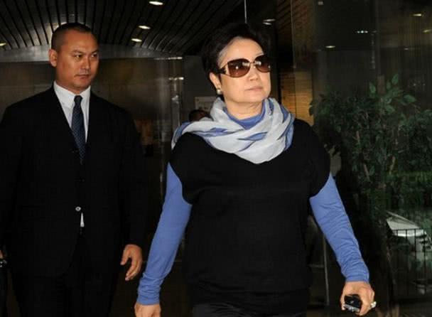 在司徒玉莲十八岁的时候,父亲因为欠下大笔的赌债,司徒玉莲为了父亲