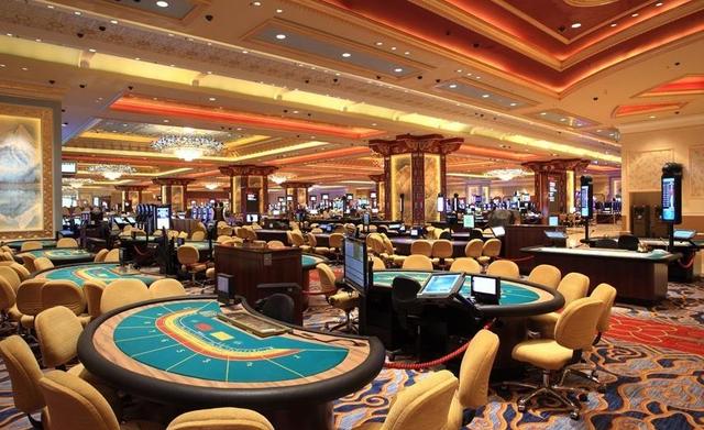 在司徒玉莲十八岁的时候,父亲因为欠下大笔的赌债,司徒玉莲为了父亲