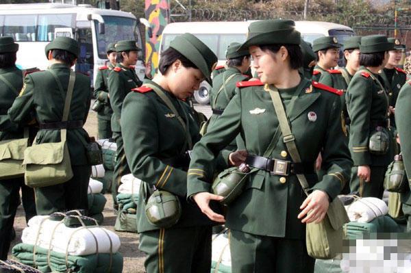 在部队中,通讯兵,话务兵等后勤兵种中有很多女军人的身影,除了炮兵