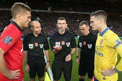 队长是比赛开始前,等着裁判抛硬币,为球队挑边的那个人.