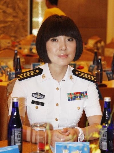 她是喜欢佛教音乐的正师级海军大校,虽然很有名但是"遇人不淑"