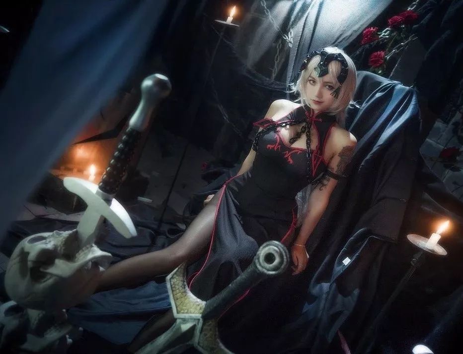 一时间评论里说什么的都有,有说洛丽塔当小三被原配打了的.