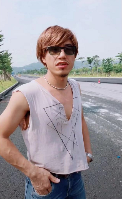 这一次,农村小伙演出了古惑仔乌鸦的精髓!