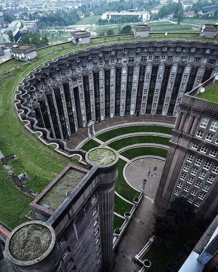 现实版纪念碑谷—— "建筑鬼才"的奇幻白日梦,超前时尚界50年