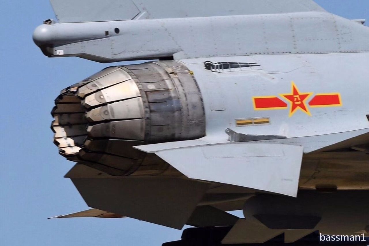 今年航展上参加飞行表演的有一架既熟悉又陌生的歼-10b战机,该机飞行