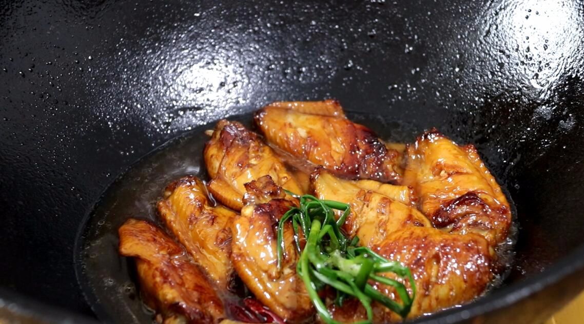 不放一滴酱油,教你在家做红烧鸡翅,颜色红亮,快收藏起来