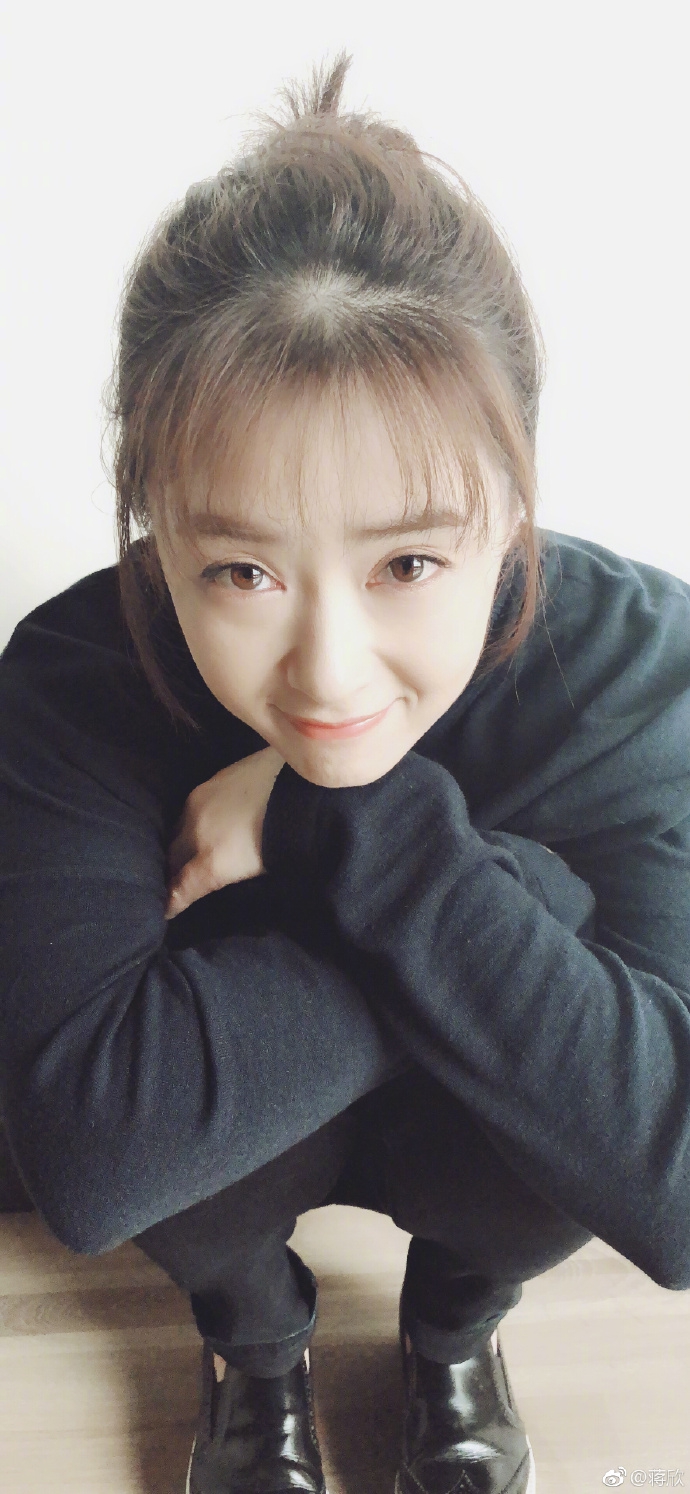 蒋欣晒九宫格照片美出新高度,各种卖萌摆拍,网友:娘娘太美啦__凤凰网