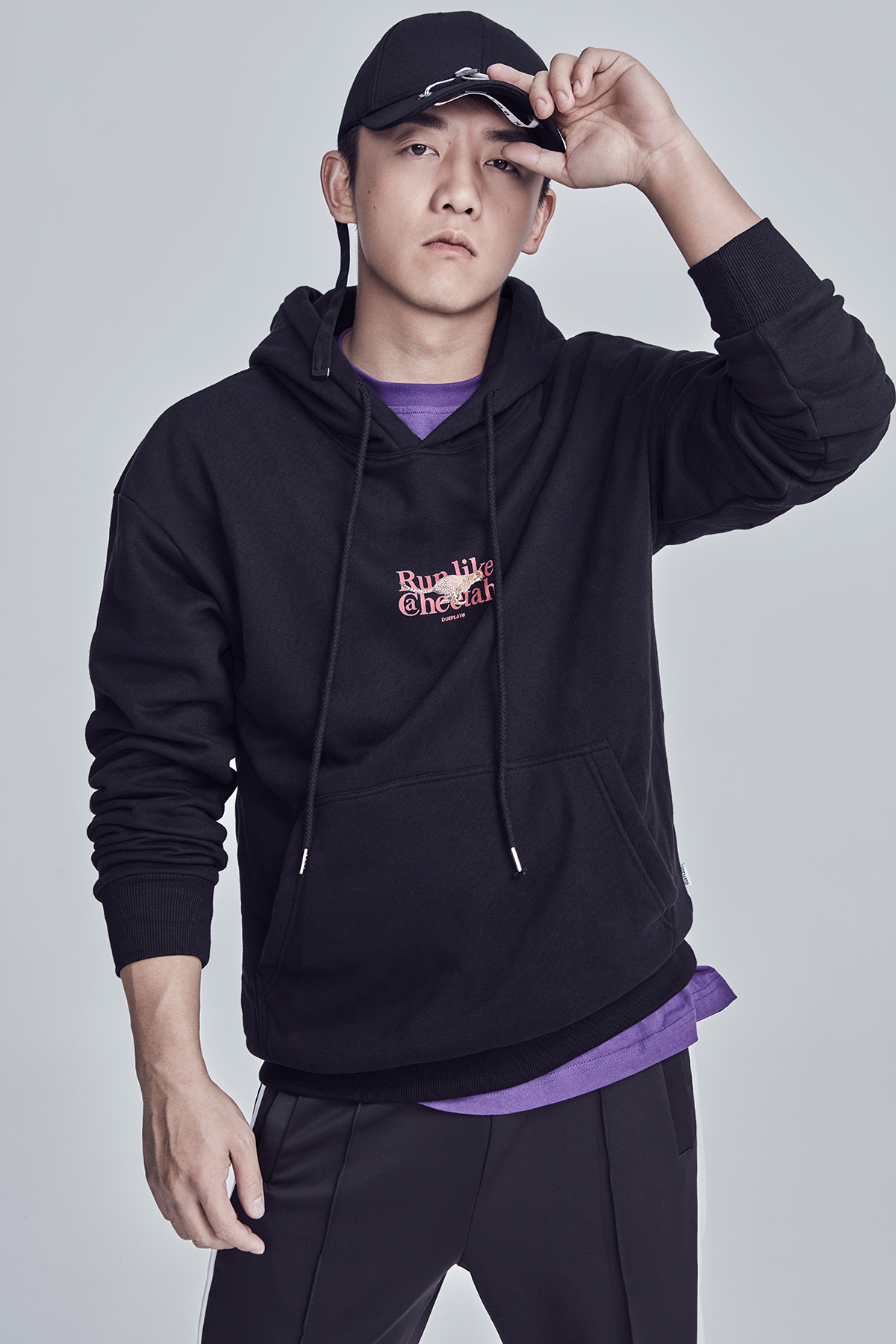 郑恺化身冬日潮男 酷帅不羁chic感十足__凤凰网