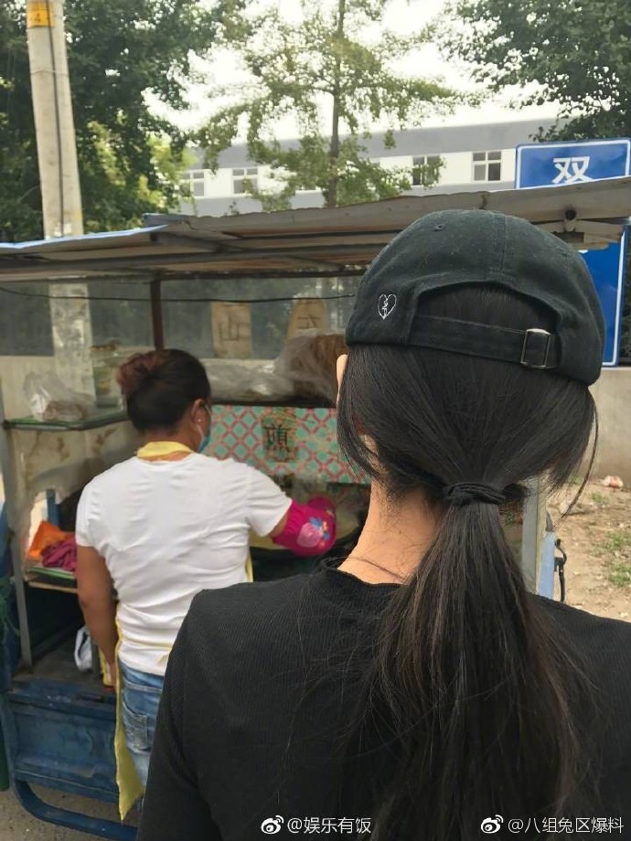 angelababy吃路邊攤被讚發量驚人，網友：真相在帽子里面 娛樂 第5張