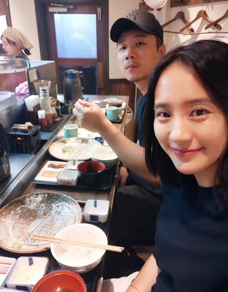 "秋雅"王智结婚一周年 分享与老公恩爱九宫格