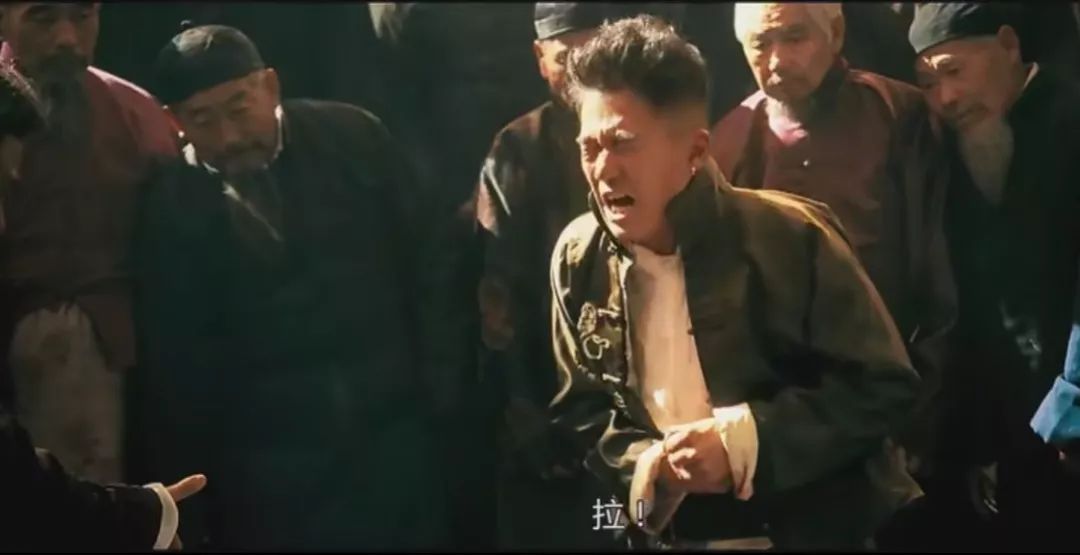 > 正文电影《让子弹飞》中,有一幕令我难忘: 胡万勾结米粉店老板,诬陷