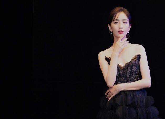 佟麗婭穿了一條很大膽的性感裙子，網友：美出了巔峰 娛樂 第6張