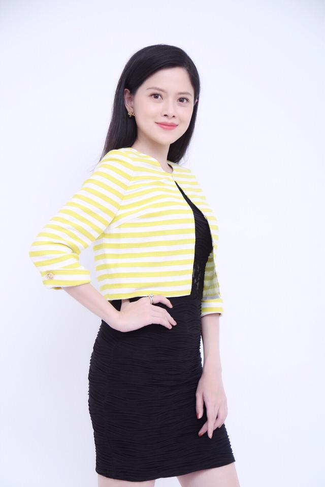 她是央视荧屏上的双语主持人,也是"中国首位女空降兵"的侄孙女