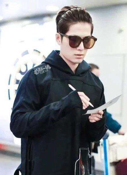 周一围这次的大背头让人引起不适,网友:能从他头上刮出3斤油来!