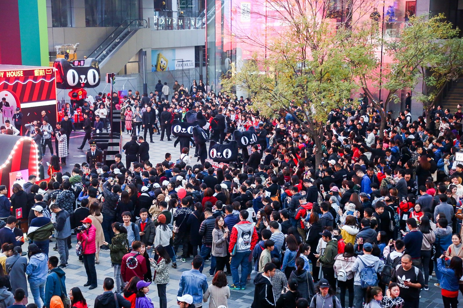 天猫双11线下人山人海,各地涌现排队潮,抢奢侈品如同抢白菜