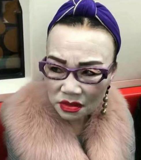 地铁奶奶走红,浓妆艳抹看呆一旁乘客,网友:吓到宝宝了