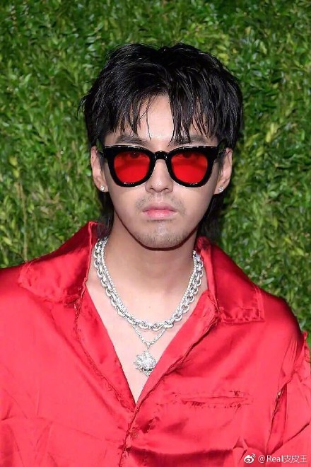 周一围这次的大背头让人引起不适,网友:能从他头上刮出3斤油来!