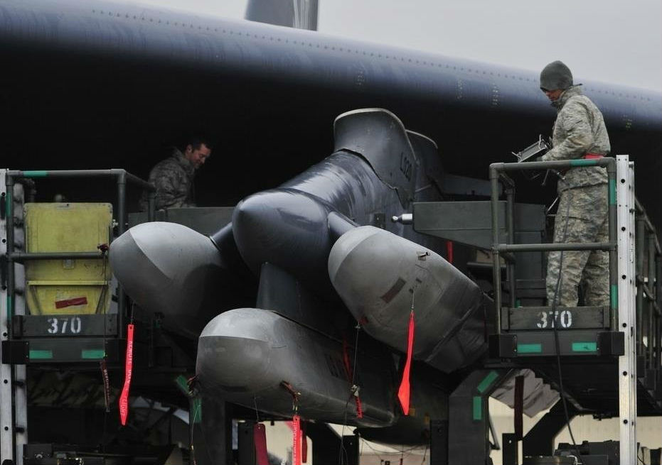 舆论哗然:美轰炸机携6枚核导弹飞越美国本土,2名高官被炒鱿鱼