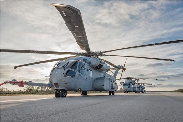 波音v-22鱼鹰直升机,这是美军一架最大的军用直升机,它的任务多半是