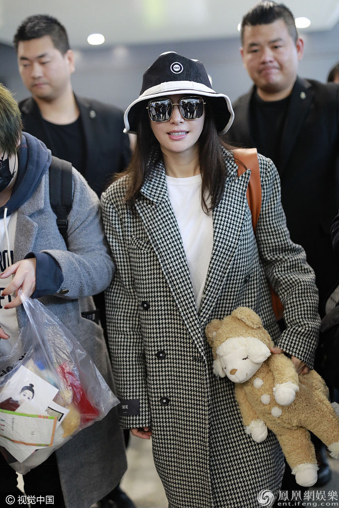 秦岚渔夫帽配格子大衣笑容温柔 对布偶熊爱不释手暴露少女心
